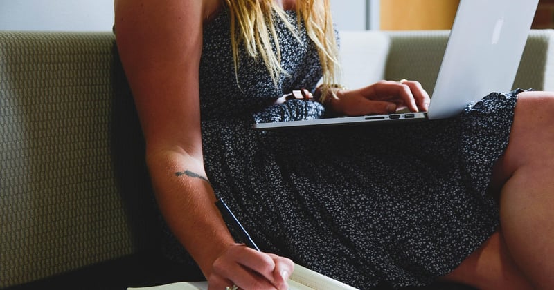 Facturer et gérer ses premiers clients en freelance : le guide complet